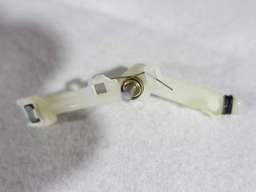 内部の折れ曲がった金属バネを単体交換