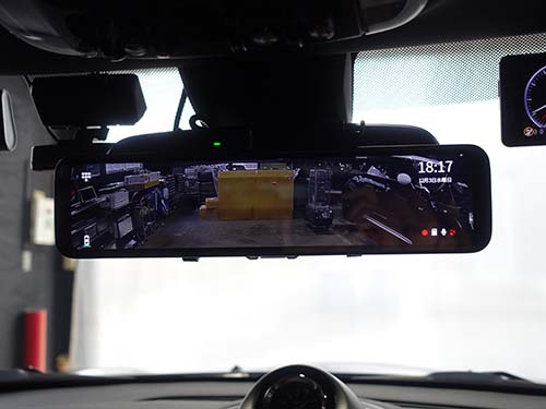 後方映像は11.88インチの大画面液晶に常時表示され、後方視界の向上にも貢献