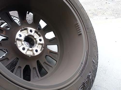 専用洗剤を使用してアルミホイールを裏側まで洗浄