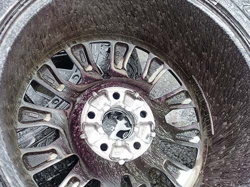 専用洗剤を使用してアルミホイールを裏側まで洗浄