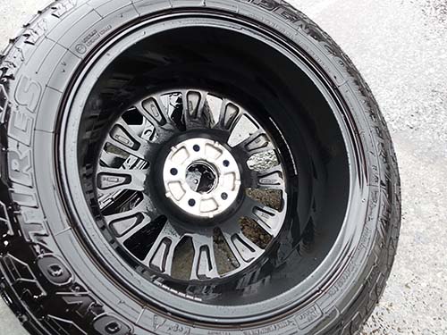 専用洗剤を使用してアルミホイールを裏側まで洗浄