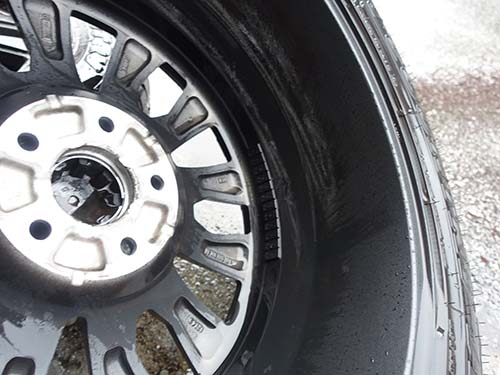 専用洗剤を使用してアルミホイールを裏側まで洗浄