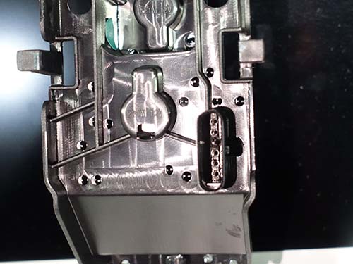 バルブキャリアおよびコネクターの一部が溶けている状態