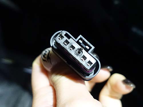 バルブキャリアおよびコネクターの一部が溶けている状態