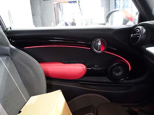 ミニF56 JCW アンビエントライトをドア装飾パネルへ後付装着
