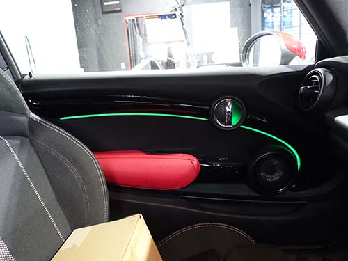 ミニF56 JCW アンビエントライトをドア装飾パネルへ後付装着