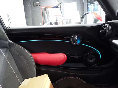 ミニF56 JCW アンビエントライトをドア装飾パネルへ後付装着