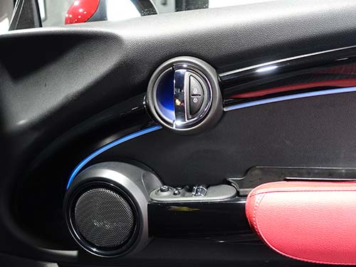 純正ドア内張装飾パネルへのアンビエントライト