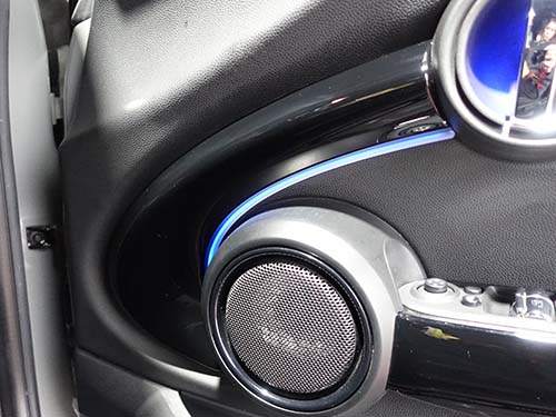 純正ドア内張装飾パネルへのアンビエントライト