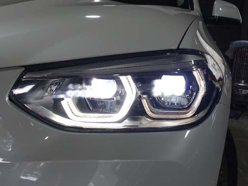 外側デイライトが茶色く変色し、明るさも大きく低下している状態