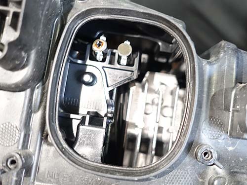 デイライトとして発光するLEDの発熱がアクリルの融点に達してしまうことで発生