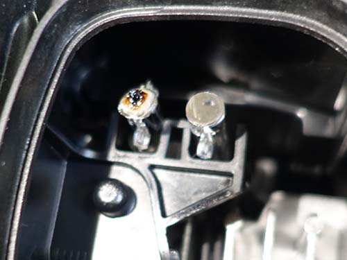 デイライトとして発光するLEDの発熱がアクリルの融点に達してしまうことで発生