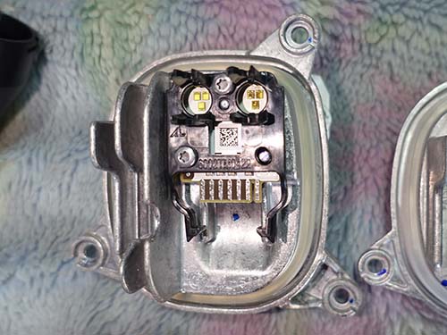 デイライトとして発光するLEDの発熱がアクリルの融点に達してしまうことで発生