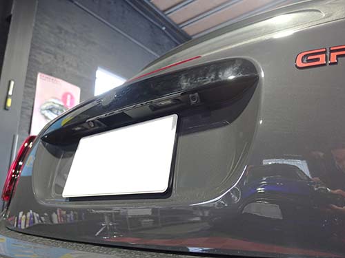 後付感なくスッキリ仕上がり、後方確認と走行映像の記録を両立