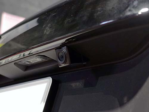 車外カメラはトランクリッドへ埋め込み加工