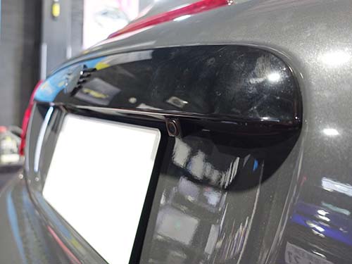 後付感なくスッキリ仕上がり、後方確認と走行映像の記録を両立