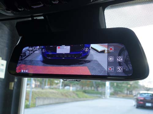 後付感なくスッキリ仕上がり、後方確認と走行映像の記録を両立