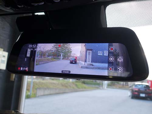 後付感なくスッキリ仕上がり、後方確認と走行映像の記録を両立