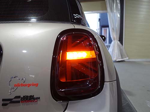 内側から外側へ順に点灯し、全点灯後に消灯(保安基準に沿った発光制御)