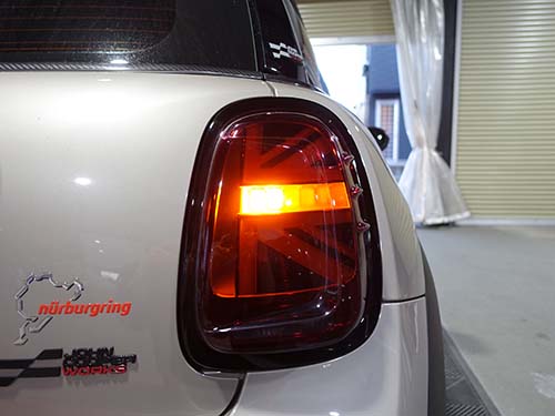 内側から外側へ順に点灯し、全点灯後に消灯(保安基準に沿った発光制御)