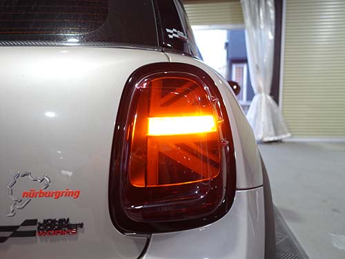 内側から外側へ順に点灯し、全点灯後に消灯(保安基準に沿った発光制御)