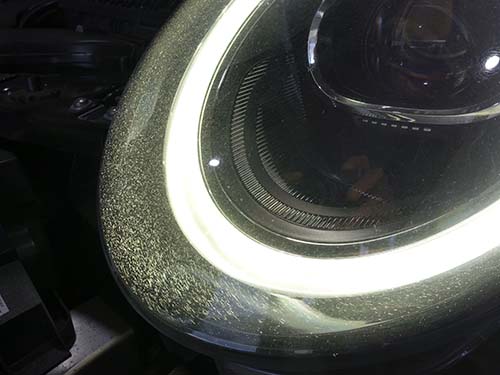 ヘッドライト表面に発生する「細かなクラック」