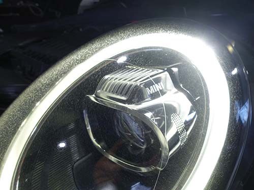 ヘッドライト表面に発生する「細かなクラック」