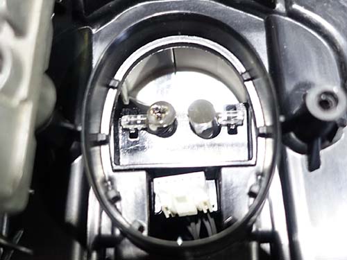 デイライト用LEDの発熱によりアクリルが溶けたり変色し、発光が弱くなったり、茶色く見える症状が発生