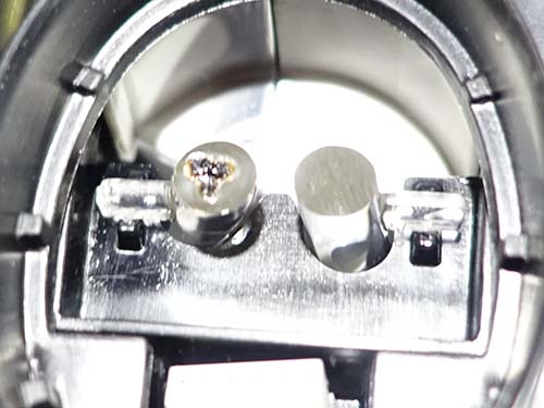 デイライト用LEDの発熱によりアクリルが溶けたり変色し、発光が弱くなったり、茶色く見える症状が発生