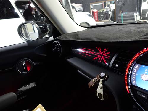 ユニオンジャック柄がアンビエントライト発光する純正装飾パネル