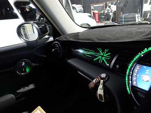 ユニオンジャック柄がアンビエントライト発光する純正装飾パネル