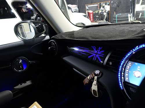 ユニオンジャック柄がアンビエントライト発光する純正装飾パネル