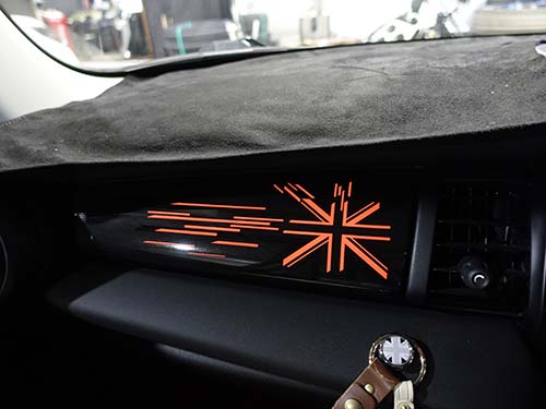 夜間にはアンビエントライトと連動して、上品にユニオンジャック柄が浮かび上がります