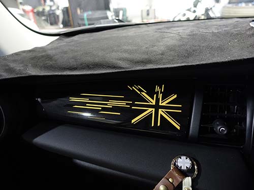 夜間にはアンビエントライトと連動して、上品にユニオンジャック柄が浮かび上がります