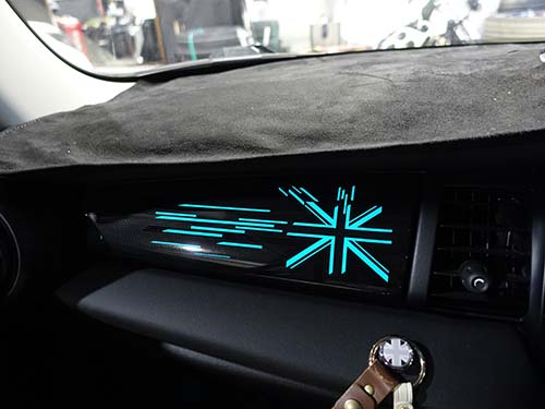 夜間にはアンビエントライトと連動して、上品にユニオンジャック柄が浮かび上がります