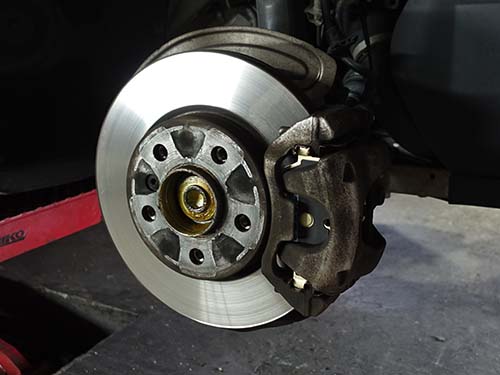 MINI F55 ブレーキシステム 修理|低ダストブレーキパッドへ交換