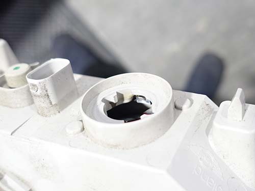 テールライト内部の端子固定部(プラスチック)が熱で溶けて変形