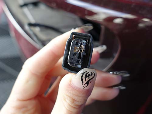 ライトユニット本体とコネクター部が熱により溶損している状態