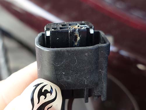 ライトユニット本体とコネクター部が熱により溶損している状態