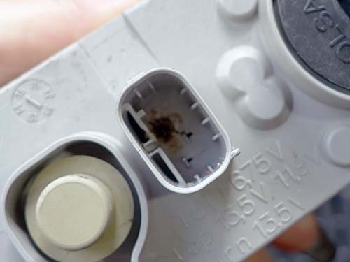 ライトユニット本体とコネクター部が熱により溶損している状態