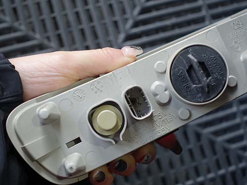 ライトユニット本体とコネクター部が熱により溶損している状態