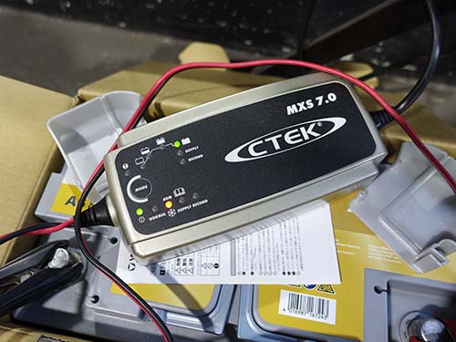 CTEK製バッテリーチャージャーで事前に満充電