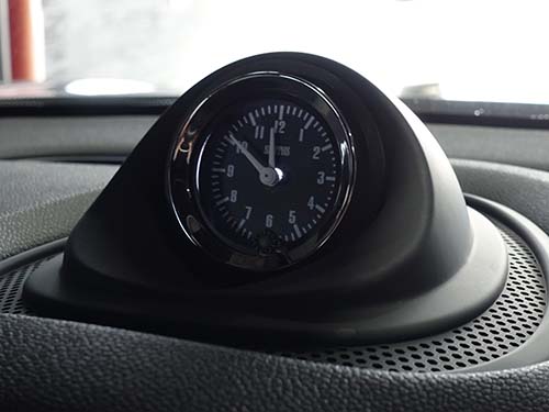 JCWらしいスポーティさの中にクラシックなアクセントを加える仕上がり