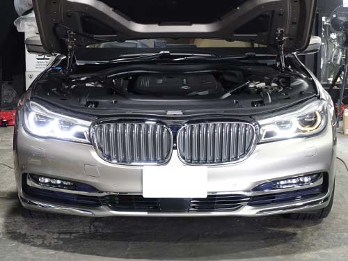 助手席側ヘッドライト外側デイライトが黄変し、茶色く発光している症状