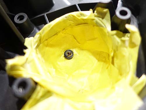 焼損・変色しているアクリル部分を丁寧に削り落とし