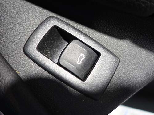 運転席ドアのトランクリッドスイッチ操作で電動トランクリッドのワンタッチクローズ有効化