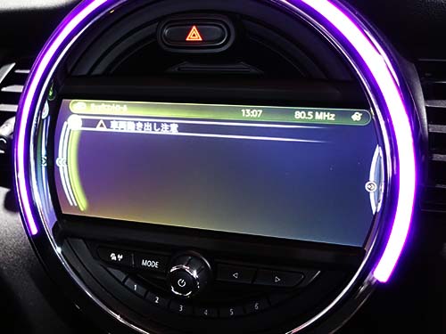 ディスプレイおよびメーターパネルに「車両動き出し注意」の警告が表示