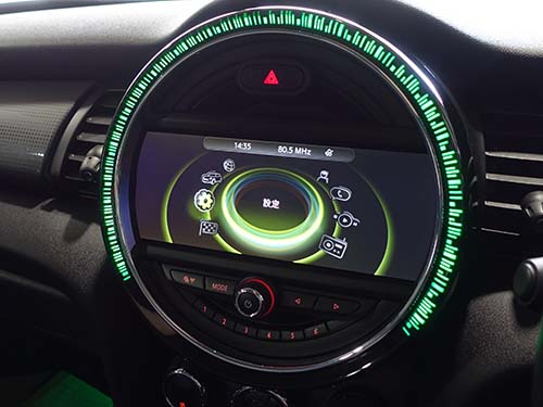 前期モデルのミニ クーパー F55 LCI2 リングカバーを装着