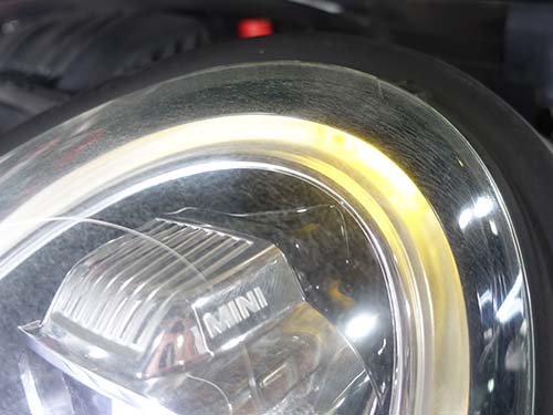 ヘッドライトのデイライト発光部が明らかに黄変している状態