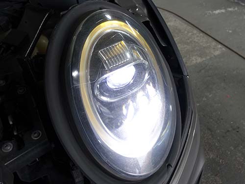 ヘッドライトのデイライト発光部が明らかに黄変している状態